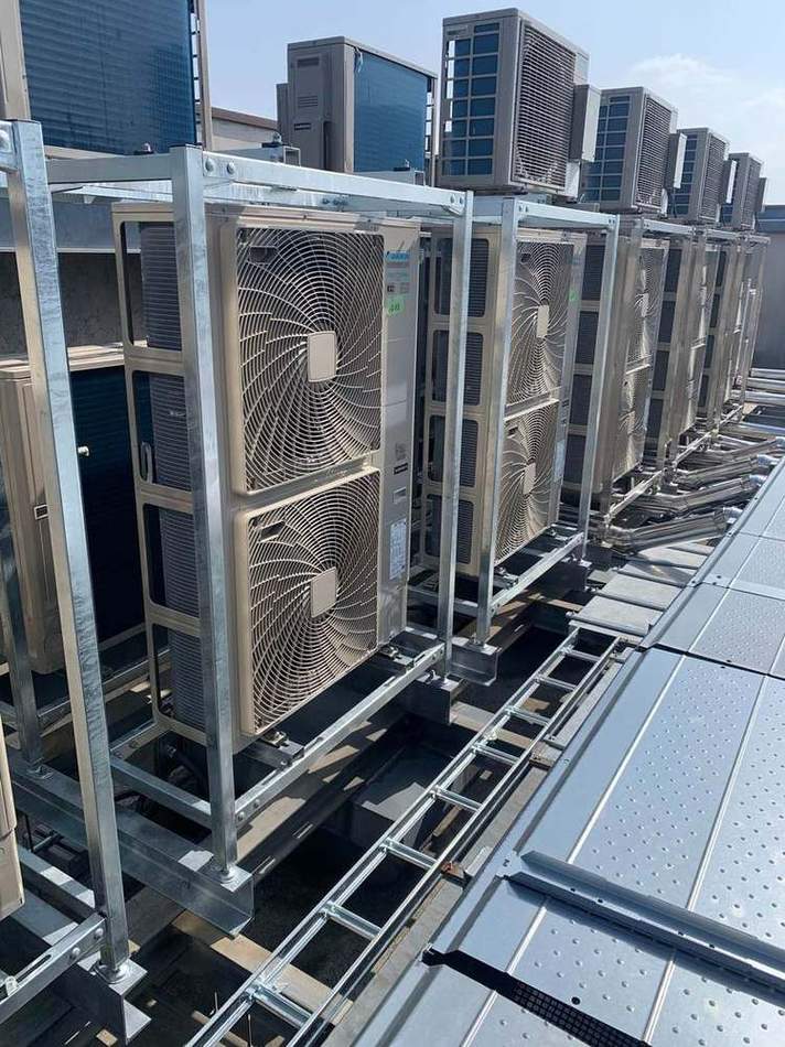 屋上に設置された業務用エアコンの室外機