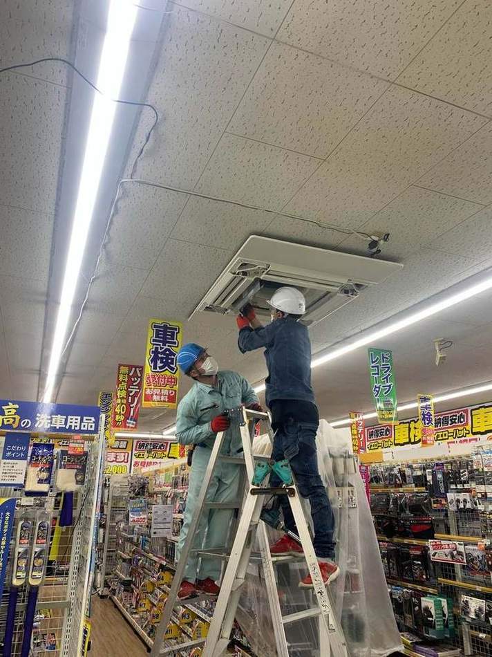 天井カセット形エアコンの設置作業