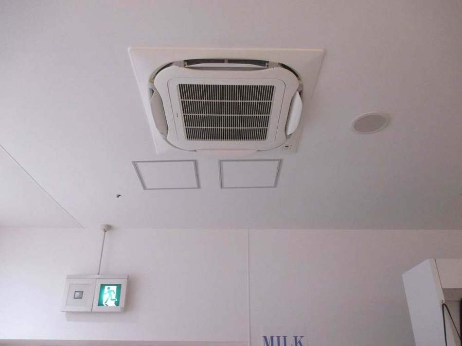店舗天井に設置された業務用エアコン