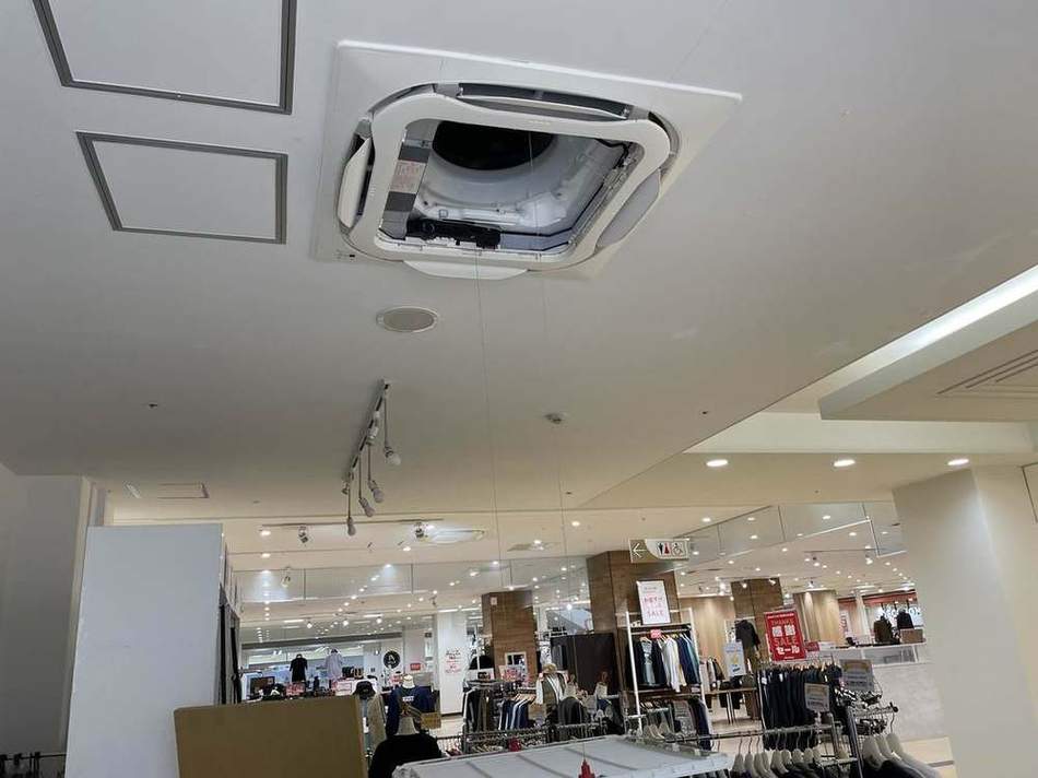 店舗内での入替工事の様子
