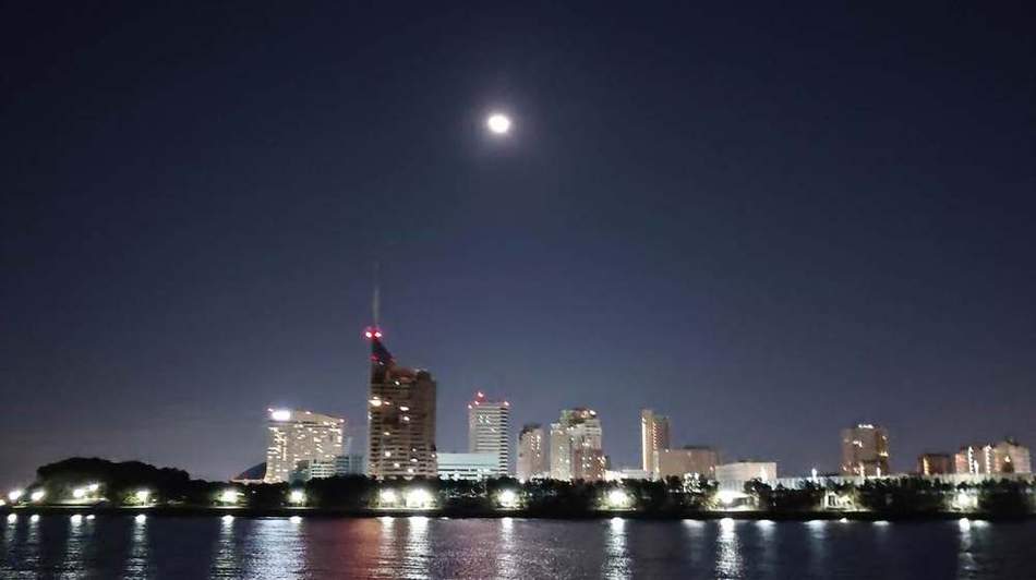 夜の街並みと月